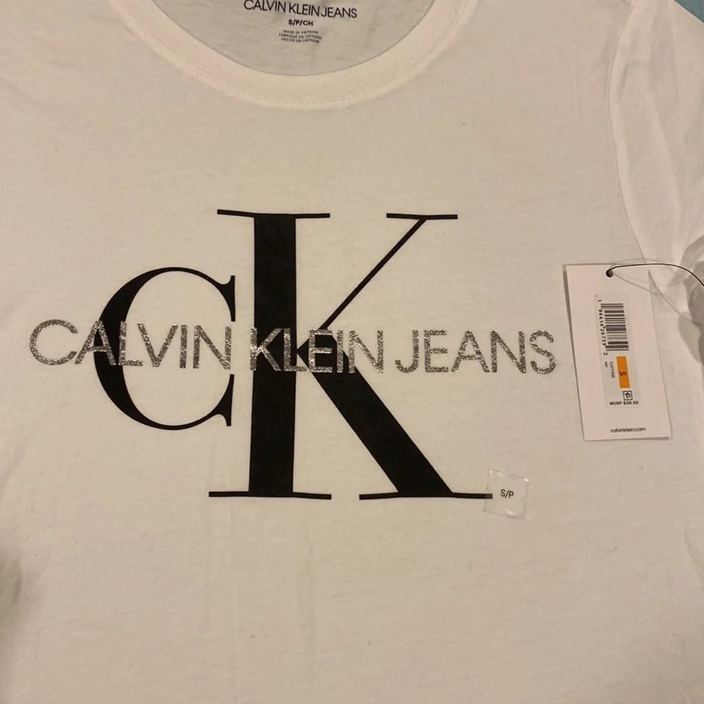Calvin Klein Jeans T-shirt New w/tags Perfect Condition-Small - Picture 3 of 6